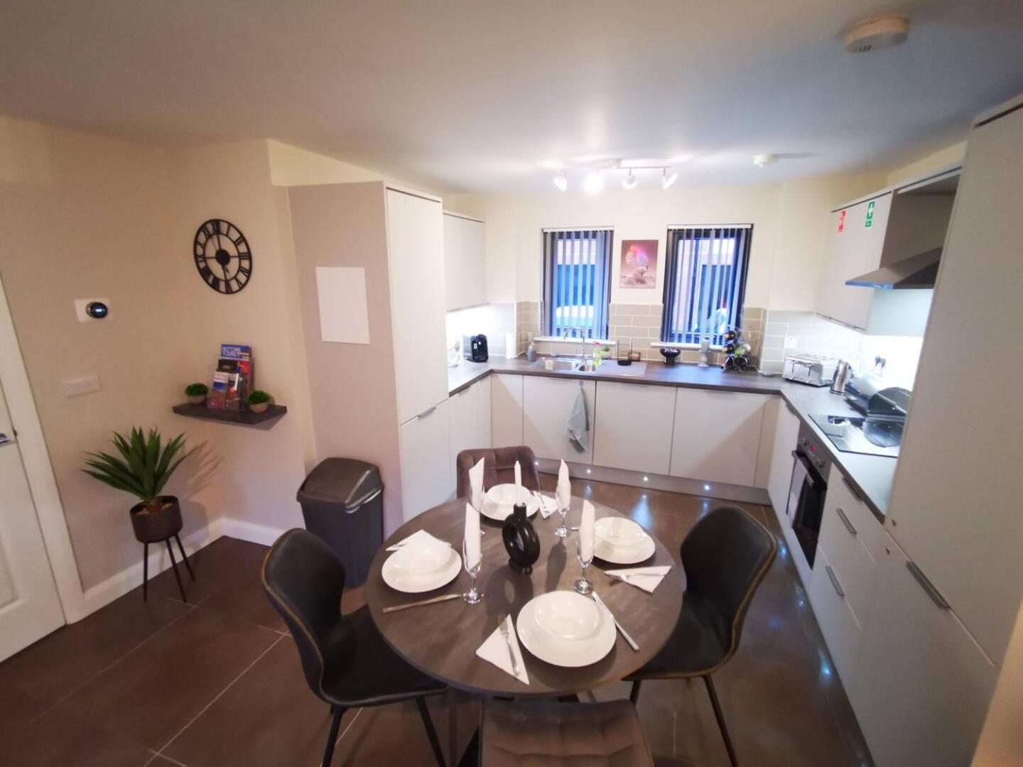 Belfast Central 2 Bedroom Luxurious Modern Stay Exterior photo
